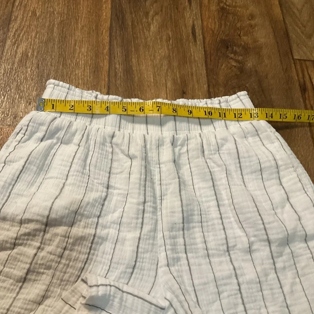 Monrow Women's White Pinstripe‎ Gauze Flowy Shorts Size M Elastic Waist Pockets
